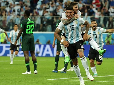 Khoảnh khắc loé sáng kịp thời của Rojo (số 16) đã cứu cho Argentina khỏi thảm kịch bị loại. Ảnh: AP. 