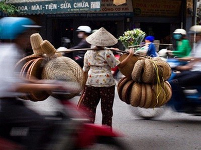 Các chuyên gia kinh tế khẳng định, việc tăng thuế VAT theo cả hai phương án đều tác động làm tăng tỷ lệ đói nghèo. Phương án thứ 2, tăng VAT nhóm hàng đang có thuế VAT 5% lên 10% là hợp lý hơn tăng đồng loạt thêm 1,2%.