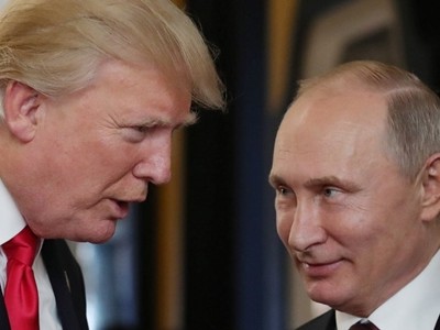 Tổng thống Mỹ Trump (trái) gặp Tổng thống Nga Putin bên lề APEC 2017 ở Việt Nam. Ảnh: AFP.