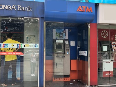 Khách hàng giao dịch tại một ATM của DongA Bank. Ảnh: Ngân Hà.