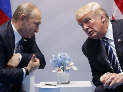 Putin (trái) trò chuyện cùng Trump bên lề hội nghị G20 tại Hamburg, Đức năm ngoái. Ảnh: AP.