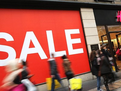 Giảm giá là một trong những cách giúp H&M giảm bớt lượng hàng tồn kho. Ảnh: CNN.