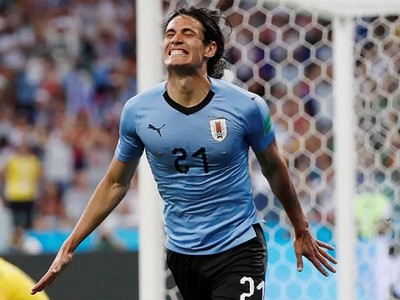 Cavani thể hiện bản năng của một sát thủ hàng đầu với hai pha dứt điểm lạnh lùng. Ảnh: Reuters.