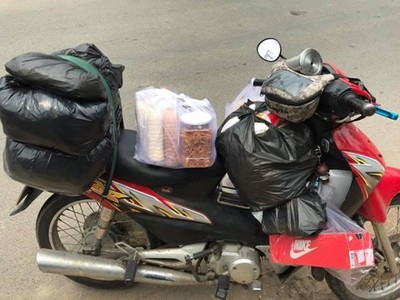 Một chuyến giao hàng của shipper ngày nắng nóng có thể kiếm đến 700.000 đồng/ngày.