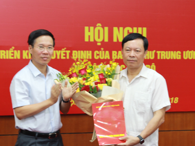 Đồng chí Võ Văn Thưởng trao quyết định và chúc mừng đồng chí Phạm Văn Linh. Ảnh Tuyengiao.vn