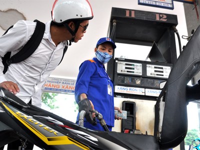 Xăng, dầu sắp phải chịu thuế bảo vệ môi trường ở mức kịch khung. Ảnh: Q.Đ.