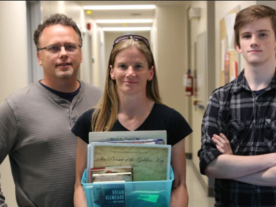 Gia đình nhà Bombardier cùng tất cả manh mối để tìm kho báu trị giá 230 triệu đồng suốt 6 năm. (Nguồn: CBC).