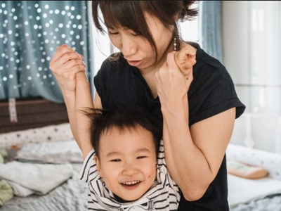 Jang Yeo-im chơi với con trai, Park Jeong-whan, trong phòng ngủ của gia đình họ. (Nguồn: Jun Michael Park, Vox / KHN).