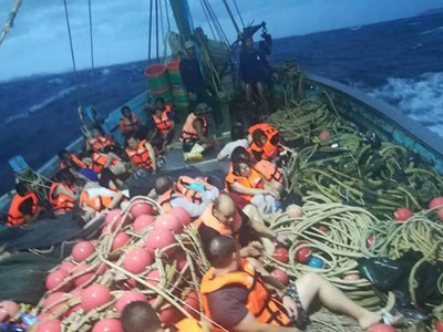 Khách trên tàu Phoenix PD Diving được tàu cá cứu trợ. Ảnh: @fm91trafficpro.