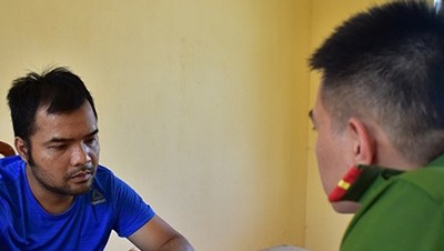 Cảnh sát lấy lời khai nghi can Nguyễn Quyết Chiến. Ảnh: Lam Sơn.