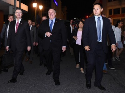 Ngoại trưởng Mỹ Pompeo (hàng đầu, giữa) đi cùng Đại sứ Mỹ tại Việt Nam Kritenbrink (hàng đầu, trái). Ảnh: Giang Huy.