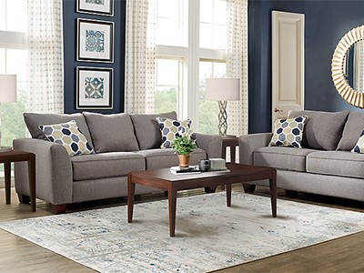 Bàn trà, bàn để cạnh sofa hay thảm là những thứ chưa phải mua ngay lập tức khi có nhà mới. Ảnh minh họa: Roomtogo. 