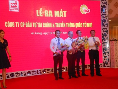 Ông Lê Thanh Thuấn, Chủ tịch Tập đoàn Sao mai tăng hoa chúc mừng Ban Giam đốc MIF