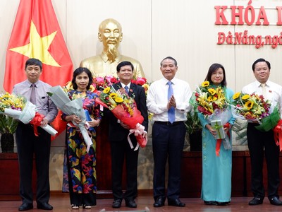 Bí thư Thành ủy Đà Nẵng Trương Quang Nghĩa tặng hoa các đại biểu trúng cử và miễn nhiệm tại phiên họp - Ảnh: VGP/Lưu Hương.