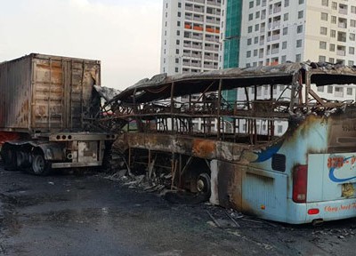 Hai xe chắn ngang đường vành đai  trên cao.