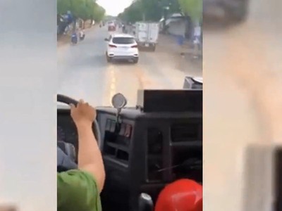 Tài xế chiếc ô tô màu trắng không chịu nhường đường cho xe chữa cháy