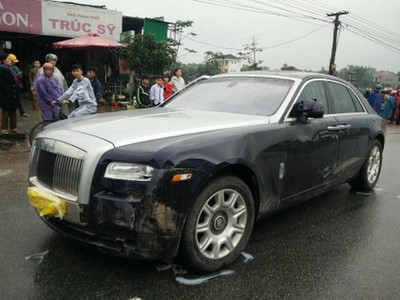 Ôtô bình dân đâm móp đầu xe Rolls-Royce, thiệt hại 135.000 USD