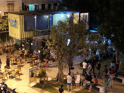 Cảnh sát vây bắt Bình tại quán cà phê ở quận 12. Ảnh: Quốc Thắng.