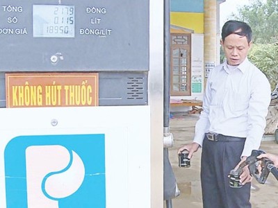 Lực lượng liên ngành của tỉnh Thanh Hóa kiểm tra hoạt động kinh doanh xăng dầu trên địa bàn.