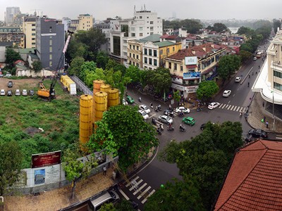 Hà Nội có nhiều lô đất bỏ hoang nhiều năm, điển hình như lô đất có 2 mặt tiền Hàng Bài - Hai Bà Trưng. Ảnh: Anh Tuấn.
