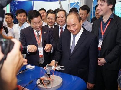 Thủ tướng tham quan gian hàng công nghệ tự động hóa của Tập đoàn FPT.