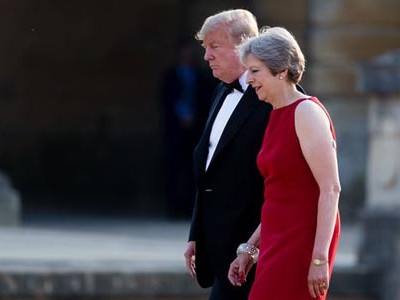 Tổng thống Mỹ Donald Trump (trái) được Thủ tướng Anh Theresa May đón tiếp tại Cung điện Blenheim, Oxfordshire, Anh hôm 12/7. Ảnh: Guardian.