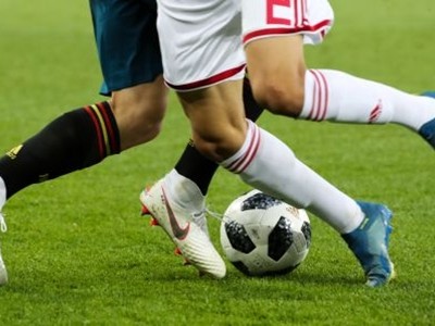 Hai cầu thủ đi giày Adidas và Nike tại World Cup năm nay. Ảnh: TASS.