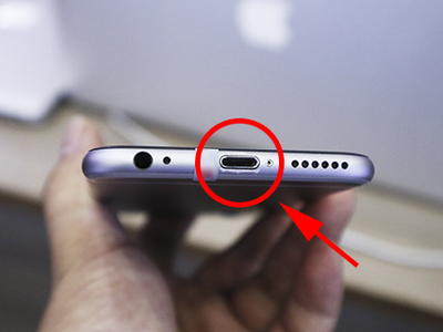 iPhone 6 giá 2,99 triệu đồng có ngoại hình không còn mới, cổng cắm Lightning bị tróc sơn.