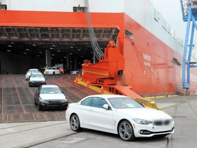 Lượng xe con nhập về Việt Nam giảm, giá nhiều dòng xe tăng lên nhanh chóng.