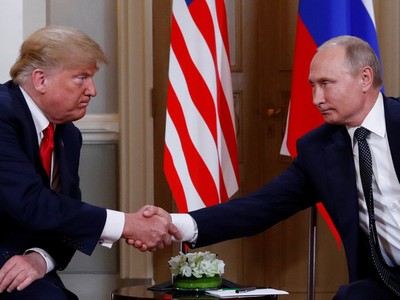 Tổng thống Trump và Tổng thống Putin bắt tay cuộc gặp ở Phần Lan (Ảnh: Reuters).