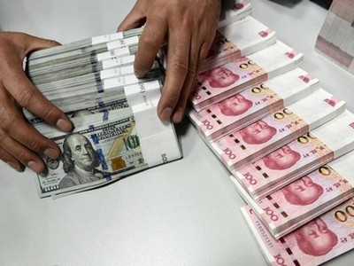 Nhân viên kiểm tiền tại một chi nhánh của Bank of China. Ảnh: Reuters.