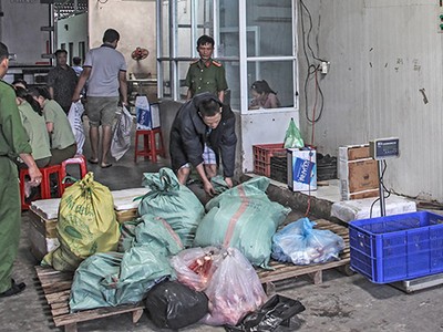 Cơ quan chức năng phát hiện gần 31 tấn thực phẩm 'bẩn' tại cơ sở Hồng Thắm. Ảnh: Báo Cần Thơ.