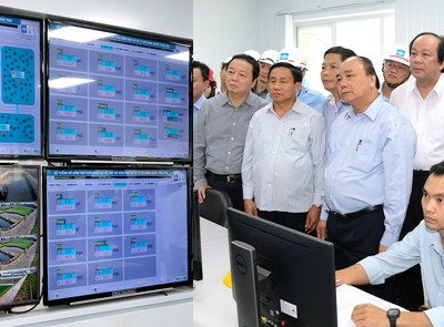 Thủ tướng kiểm tra phòng điều hành quản lý sinh trắc học và xử lý hồ nước thải tại khu công nghiệp Formosa. Ảnh: VGP.