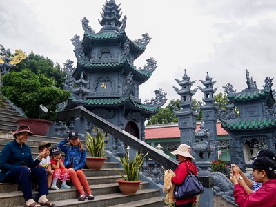 Ngôi chùa hơn 50 tuổi nằm giữa sông ở Sài Gòn