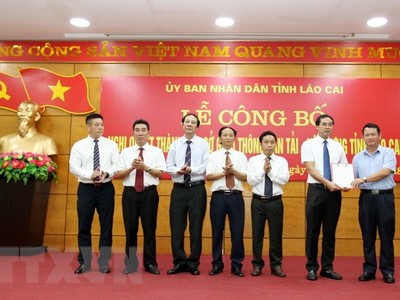 Ông Nguyễn Văn Vịnh (phải), Bí Thư tỉnh ủy Lào Cai, trao quyết định thành lập Sở Giao thông Vận tải và Xây dựng tỉnh Lào Cai. (Ảnh: Quốc Khánh/TTXVN).