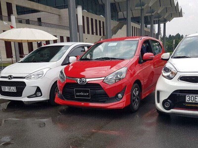 Xe Toyota Wigo sắp về Việt Nam (xe đỏ, ở giữa).