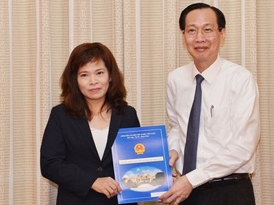 Phó Chủ tịch Thường trực UBND TPHCM trao quyết định cho bà Huỳnh Thị Thanh Hiền. Ảnh SGGP.