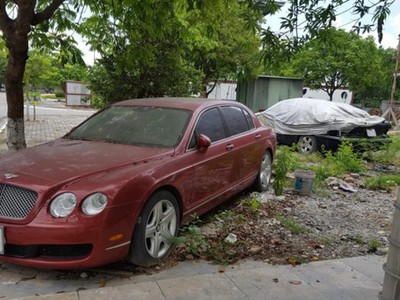 Xót xa nhìn siêu xe tiền tỷ Bentley bị “bỏ rơi” ở vỉa hè Hải Phòng