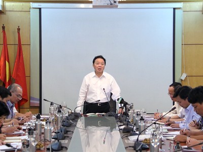 Bộ trưởng Trần Hồng Hà chủ trì cuộc họp với các Bộ, ngành và các Hiệp hội về vấn đề rà soát, điều chỉnh phế liệu nhập khẩu. Ảnh: VGP/Thu Cúc.