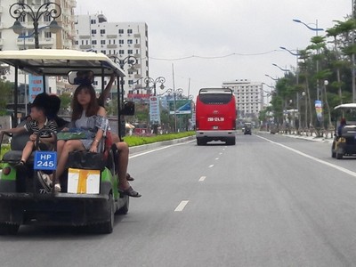 Xe điện chở khách du lịch lưu hành trên đường Hồ Xuân Hương, TP Sầm Sơn (Ảnh: Internet).