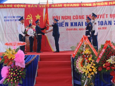 Thiếu tướng Lê Xuân Thanh trao trao Quân kỳ Quyết thắng cho Hải đoàn 32. Ảnh CSB.