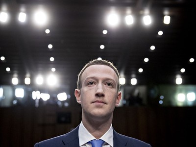 Tài sản của Mark Zuckerberg, người sáng lập, của Facebook, chỉ còn chưa tới 70 tỷ USD. Ảnh: Bloomberg.