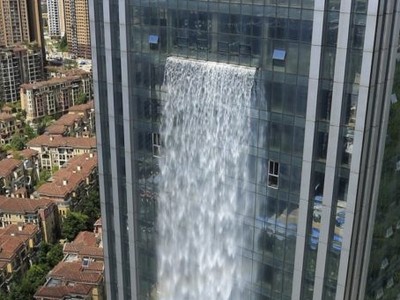 Thác nước nhân tạo cao 108m đang xả nước. (Nguồn: Hongkong Financial).