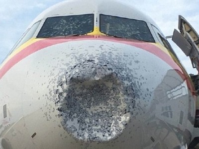 Máy bay bị lõm đầu sau khi bay qua vùng mưa đá. (Ảnh: CAAC).