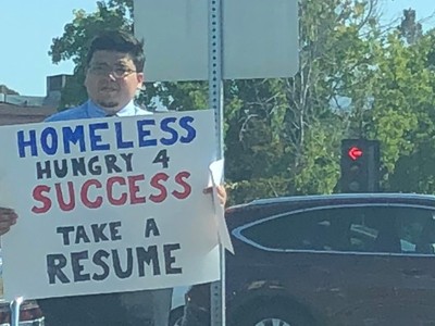 David Casarez đứng cầm biển hiệu chứng tỏ anh luôn nóng lòng vươn tới thành công. (Nguồn: New York Post).