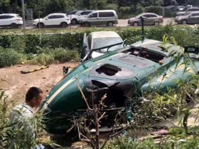 Chiếc trực thăng bị hư hại sau khi rơi xuống bãi đậu xe ở Bắc Kinh. Ảnh: Weibo.