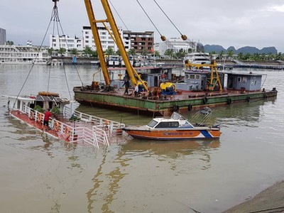 Chủ tàu cùng lực lượng chức năng đang trục vớt con tàu bị chìm (ảnh CTV).