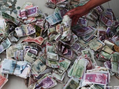 Tiền âm phủ, tiền giả, phế liệu và tiền từ các nước khác khiến một công ty xe buýt tại Vân Nam thiệt hại gần 300 triệu đồng trong quý qua. (Nguồn: Yunnan.cn).