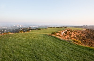 Miếng đất nằm trên đỉnh đồi này có tên Mountain of Beverly Hills. Ảnh: NYT.