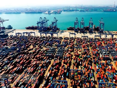 Một cảng hàng hóa ở Thanh Đảo, Sơn Đông, Trung Quốc. (Ảnh: THX/TTXVN).